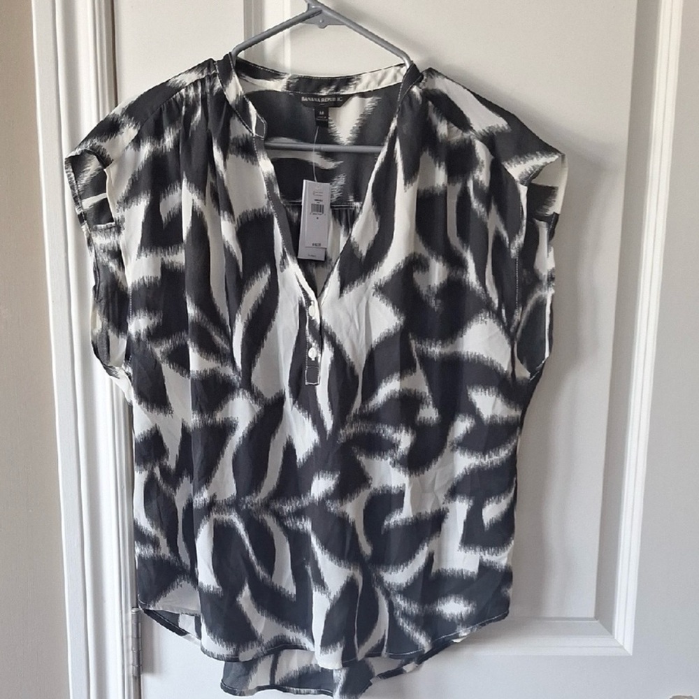 🆕 Brand New - Banana Republic Black and White Patterned Top